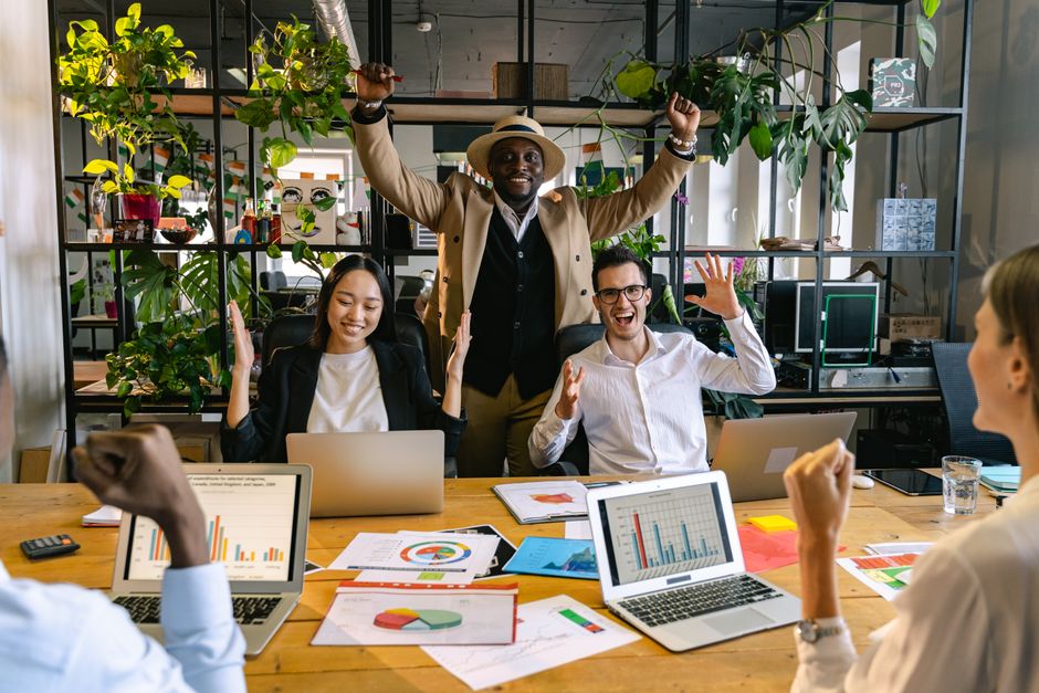 Besprechung im Büro mit Dokumenten